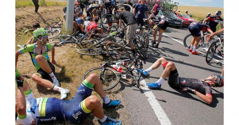 Detienen a mujer que ocasionó caída múltiple en el Tour de Francia