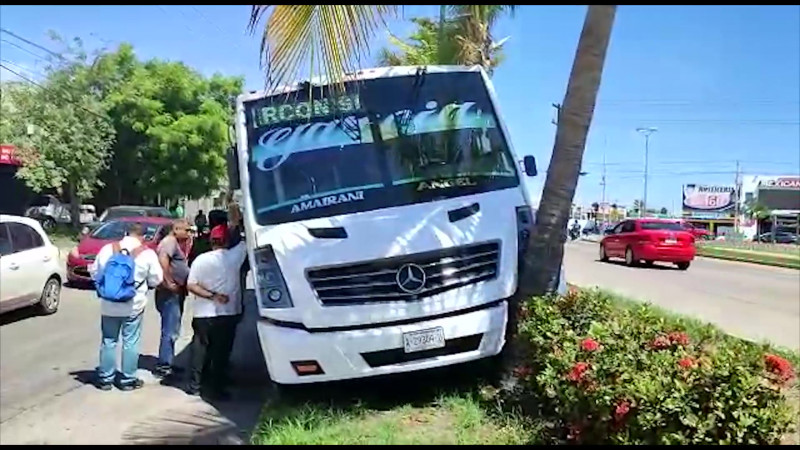 Pasajero golpea a chofer de camión y provoca choque en Mazatlán