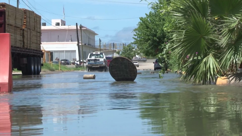 Río de aguas negras frente a Seguridad Pública