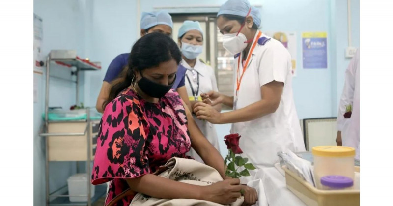 Miles de personas recibieron agua en vez de vacuna anticovid en la India: hay 14 detenidos