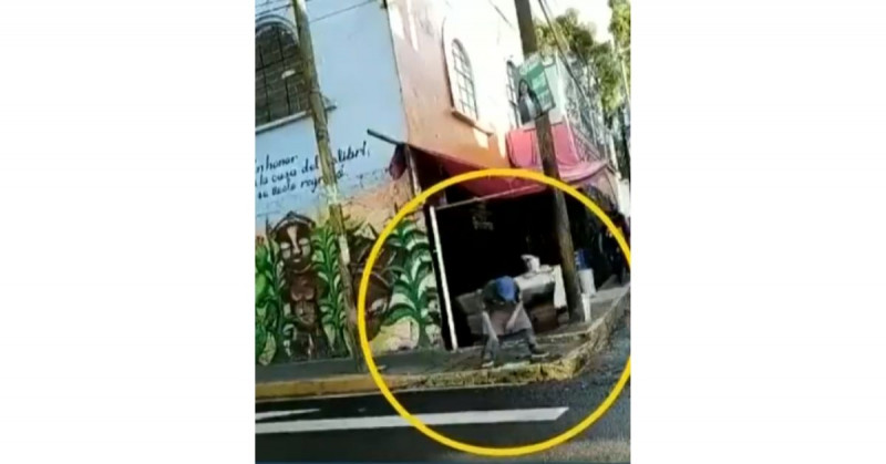 Graban a taquero "lavando" trapo de cocina en charco de la calle (video)