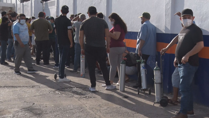 En Culiacán...largas filas para comprar oxígeno médico