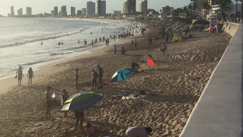 15 rescates y dos decesos en playas de Mazatlán