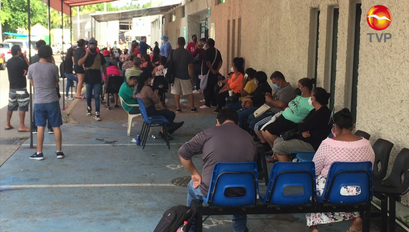 Decenas de personas afuera del IMSS Mazatlán