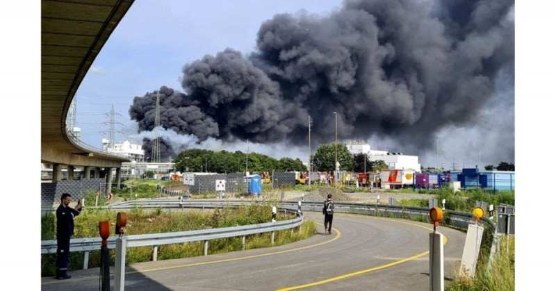 Explosión en parque químico alemán emite nube tóxica y se teme muerte de desaparecidos