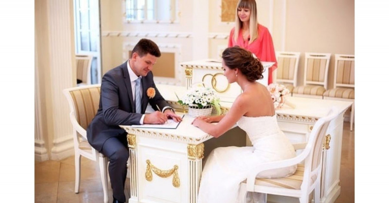 Los rusos ya pueden casarse sin salir de casa y en hospitales