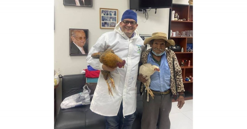 Médico le regala operación de emergencia a abuelito y este le agradece con dos gallinas