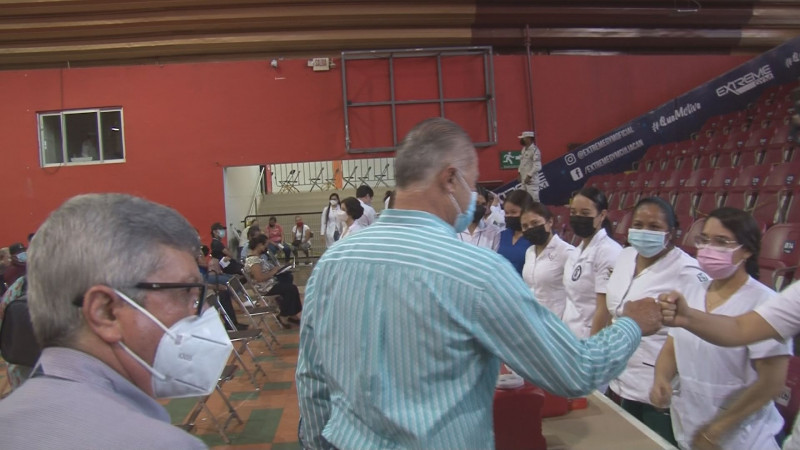 Recorre el gobernador de Sinaloa macro centro de vacunación