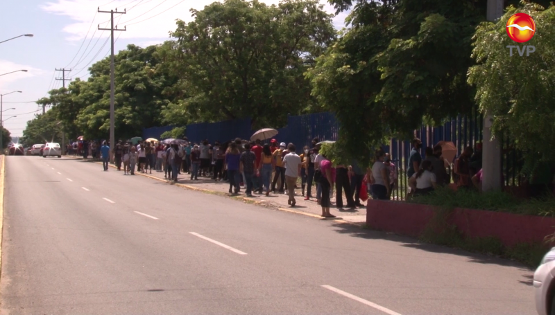 Largas filas de jóvenes que buscan vacunarse en Mazatlán
