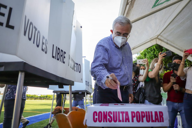 Con la consulta popular el pueblo toma decisiones democráticas: Rubén Rocha Moya