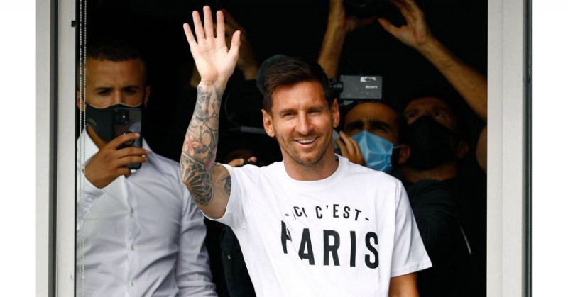 Messi ya está en París para firmar con el PSG