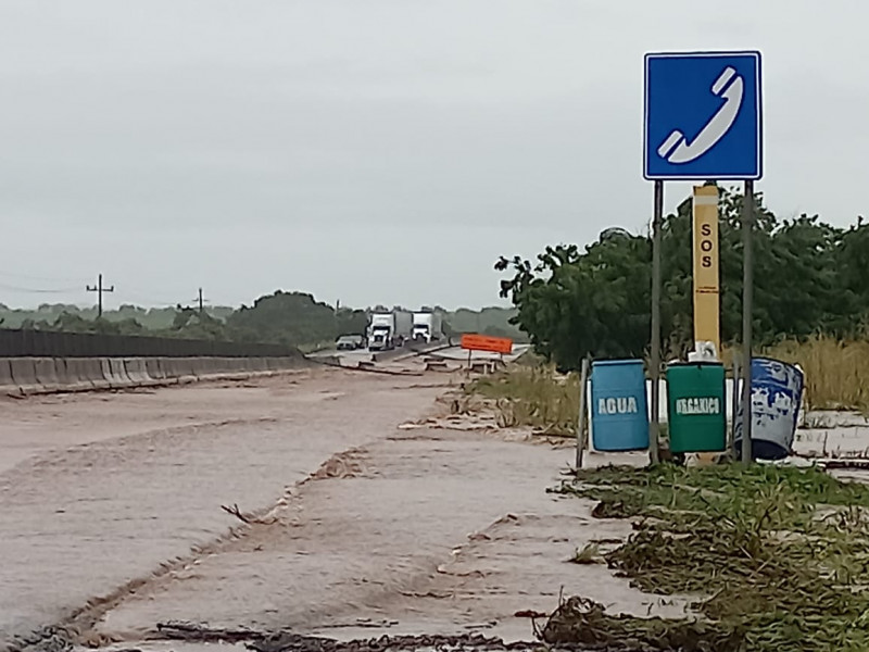 Evacuan a 84 personas en Elota