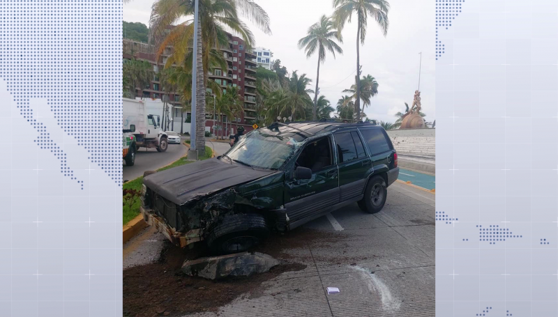 Vuelca Jeep frente al monumento de "los delfines"