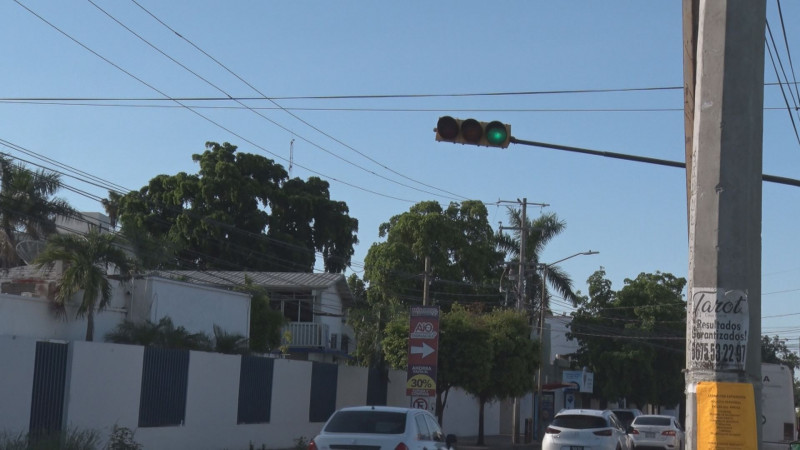 Colocan semáforo en el cruce de Álvaro Obregón y calle Josefa Ortiz de Domínguez