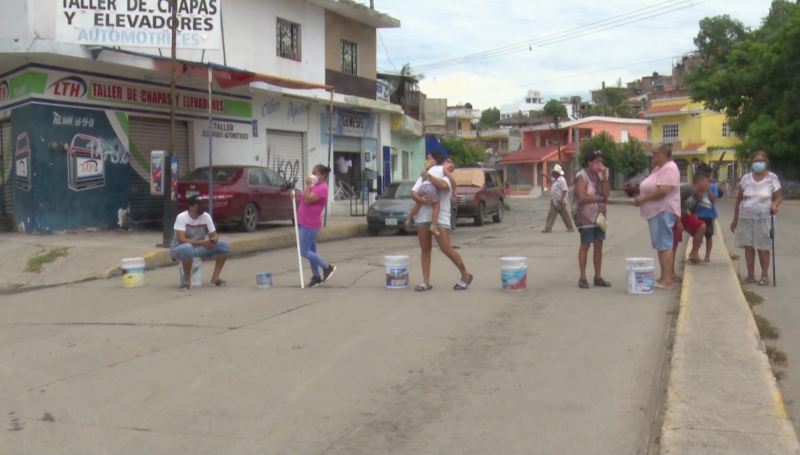 Por falta de agua, vecinos de la colonia Juárez cierran calles