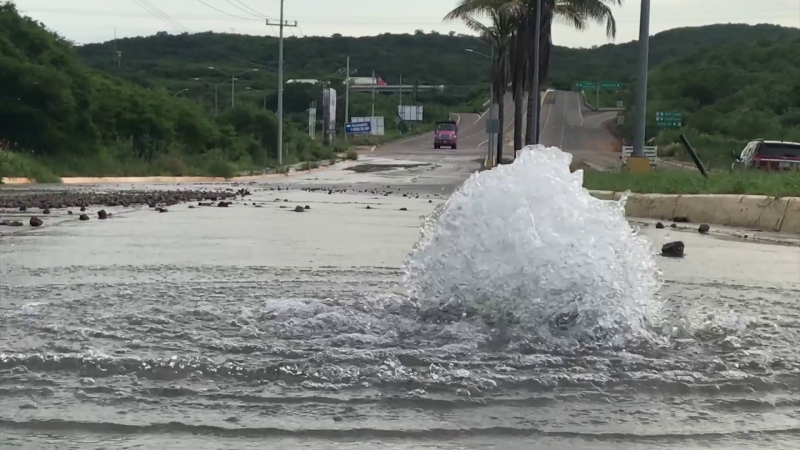 Mega fuga de agua potable en Av. José Luis "Peche" Rice