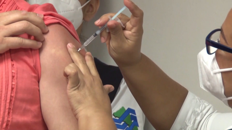 Sin efectos negativos combinación de vacunas anti covid: Dr. Samuel Wong