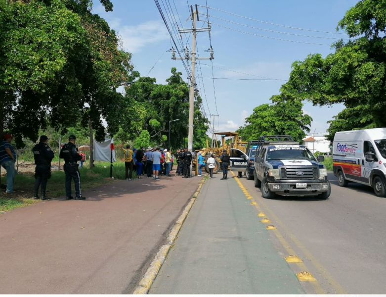 Ambientalistas, operadores de  retroexcavadoras y policías municipales convergen en Parque de Culiacán