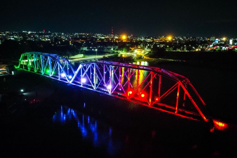 De tricolor se ilumina el Puente Negro en Culiacán