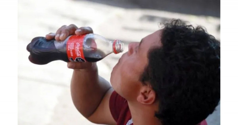 Joven muere de sobredosis por Coca-Cola: tomó litro y medio en 10 minutos