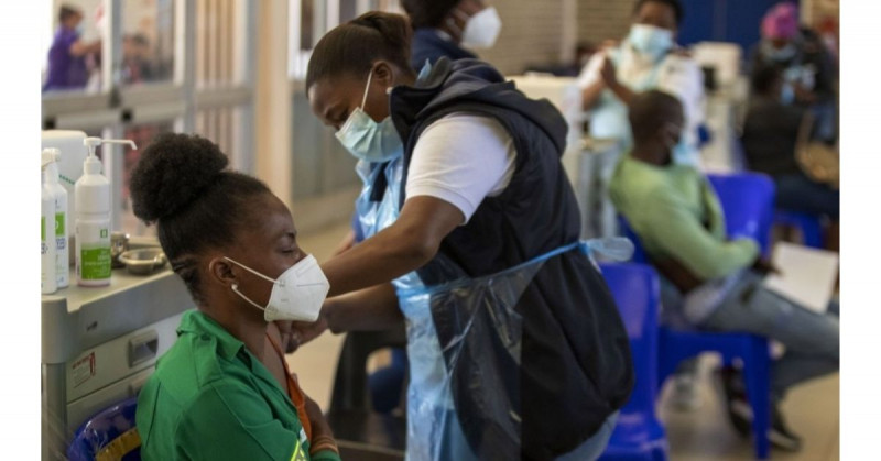 Solo 15 de los 54 países de África han vacunado al 10 % de su población contra el covid-19
