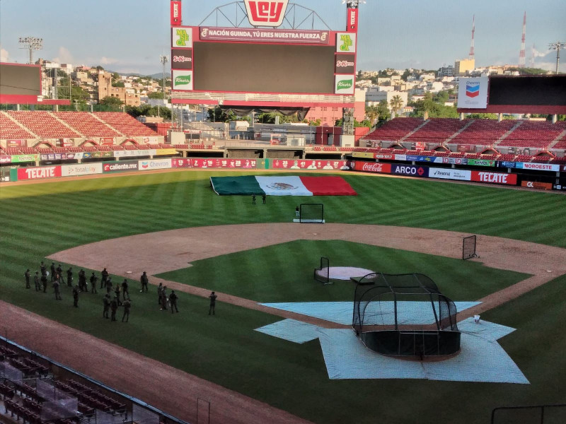 Personal del ejército realiza ensayos para la inauguración de la liga de béisbol