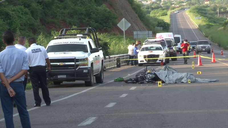 Muere hombre al estrellar su moto en patrulla de la guardia nacional