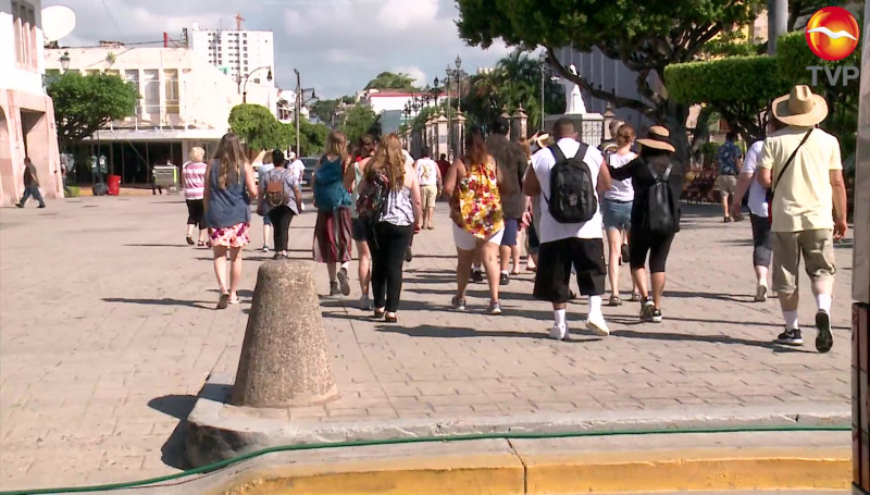 Pasean turistas navieros por el puerto de Mazatlán