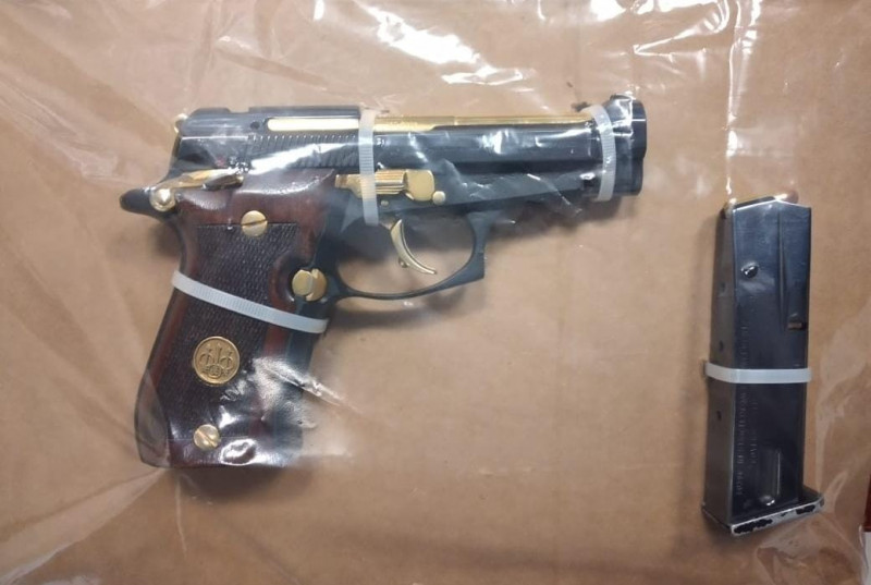 Asegura a civil con un arma de fuego y documentos apócrifos