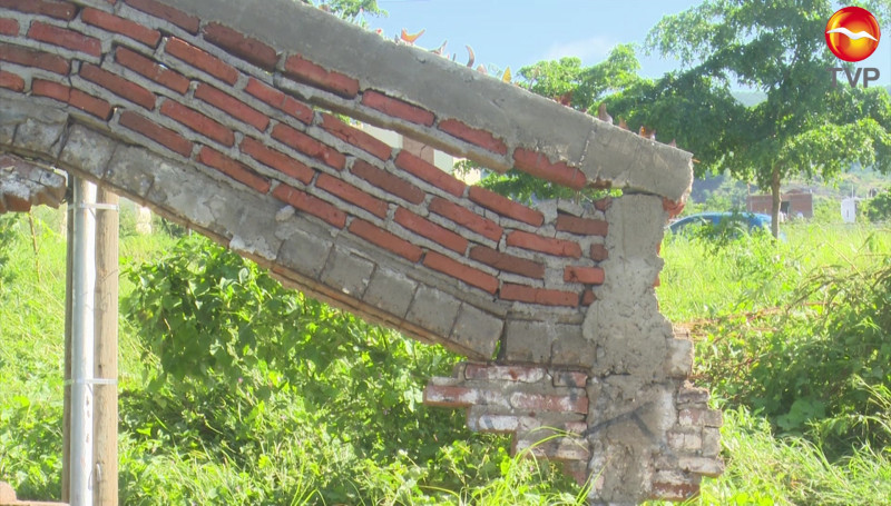 Por "Pamela", cae un tramo de barda perimetral de la Secundaria No. 4 en Mazatlán