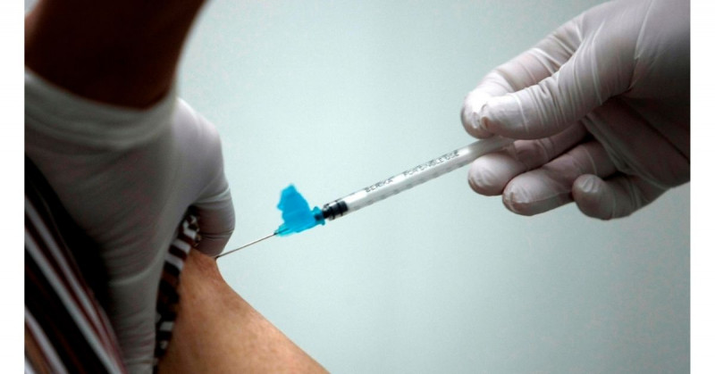Combinar vacunas de AstraZeneca con Moderna o Pfizer es seguro, afirma estudio sueco