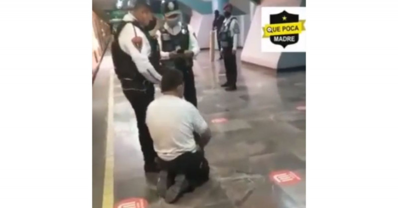 Graban a limosnero discapacitado de la CDMX saliendo caminando del metro (video)