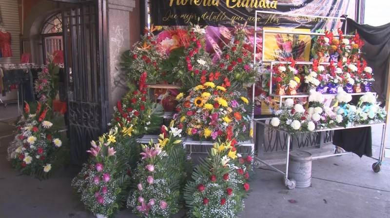 Listos floristas del Mercajeme para el Día de Muertos