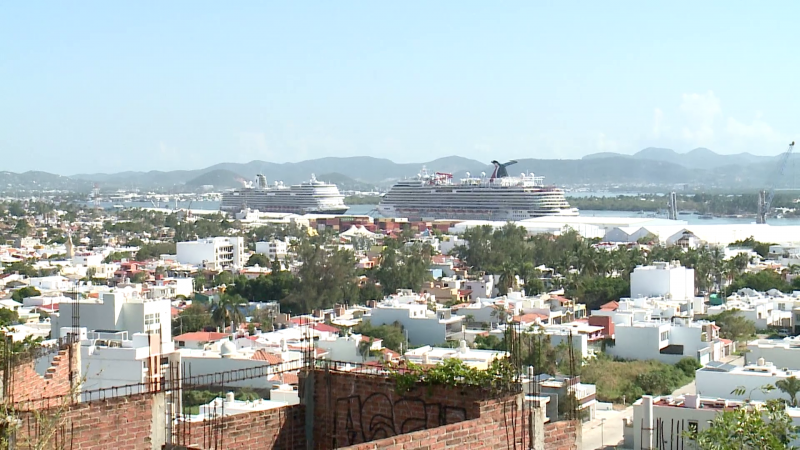 Llegan dos cruceros turísticos a Mazatlán