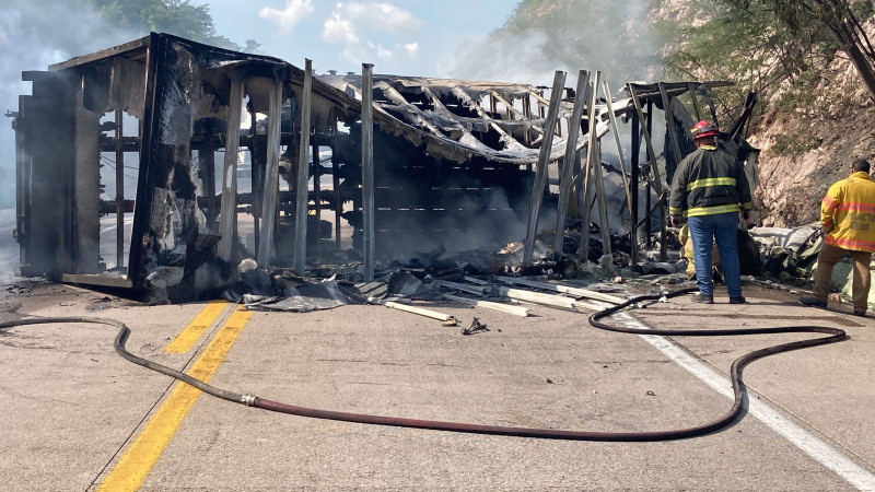 Vuelca trailer y se incendia en Escuinapa