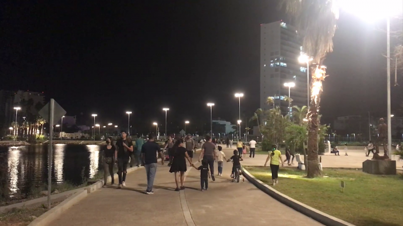 Decenas de familias visitan el Parque Central de Mazatlán