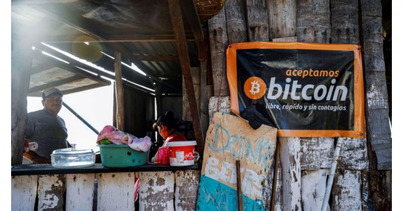 El Salvador cumple 2 meses entre polémicas y "ganancias" por el bitcóin