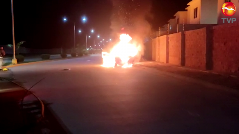Vehículo incendiado sobre Avenida El Seminario.
