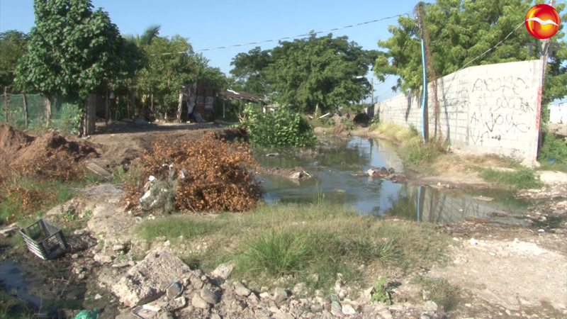Aguas negras en calles del fraccionamiento Bugambilias, generan enfermedades a vecinos