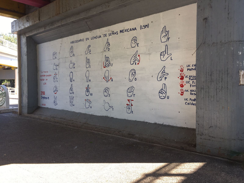 Jóvenes buscan la inclusión plasman mural con leguaje de señas