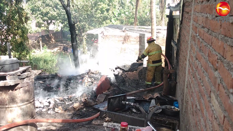 Pérdida total de una casa, tras incendio en Col. Flores Magón