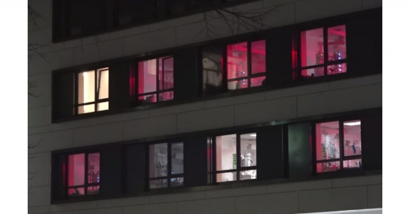Clínica ilumina de rojo los cuartos de sus pacientes con Covid (video)