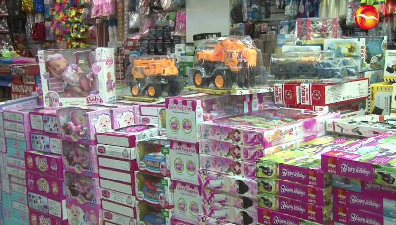 Aumenta la venta de adornos navideños y juguetes