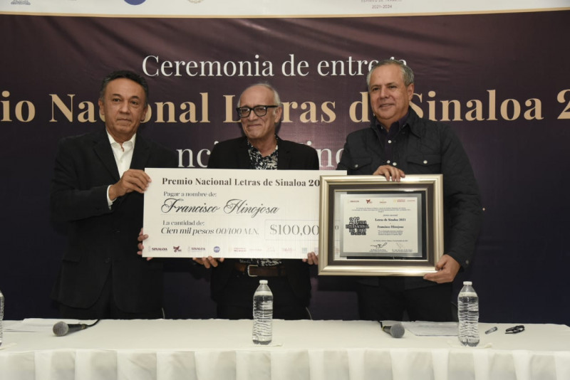 El escritor Francisco Hinojosa recibe Premio Nacional de las Letras Sinaloa 2021.