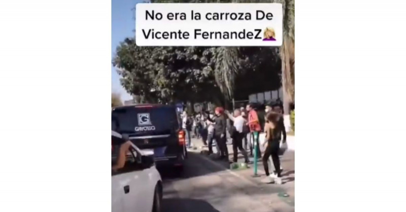 Reportero confunde carroza: "Ese es el cuerpo de mi mamá, no es Vicente Fernández" (video viral)