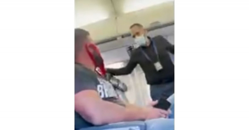 Lo vetan de la aerolínea por usar una tanga como cubrebocas (video)