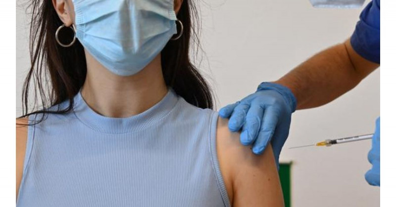 Arrestan a enfermera que fingía vacunar por 400 euros en Italia