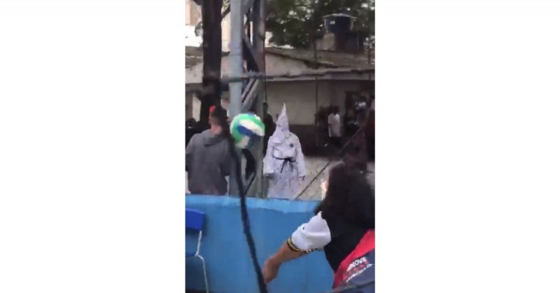 Suspenden a un profesor por aparecer disfrazado del Ku Klux Klan (video)