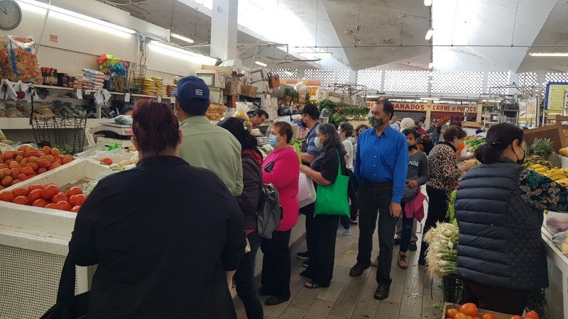 Se preparan familias con las compras para la cena de noche buena