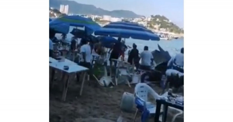 A sillazos y golpes se enfrentan turistas y meseros en Acapulco (video viral)